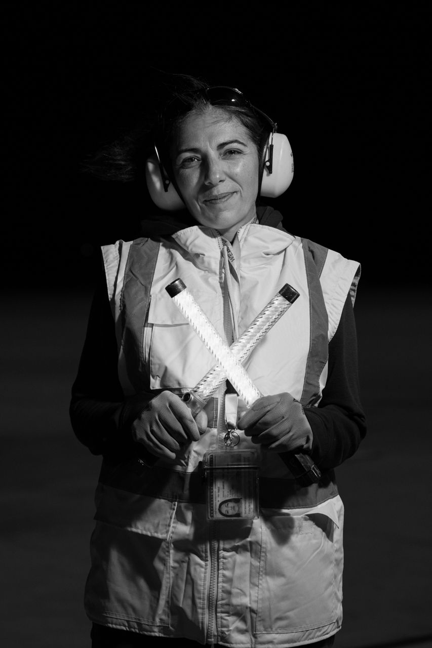 Retrato de trabajador de Aviapartner en pista · Edgar de Melo