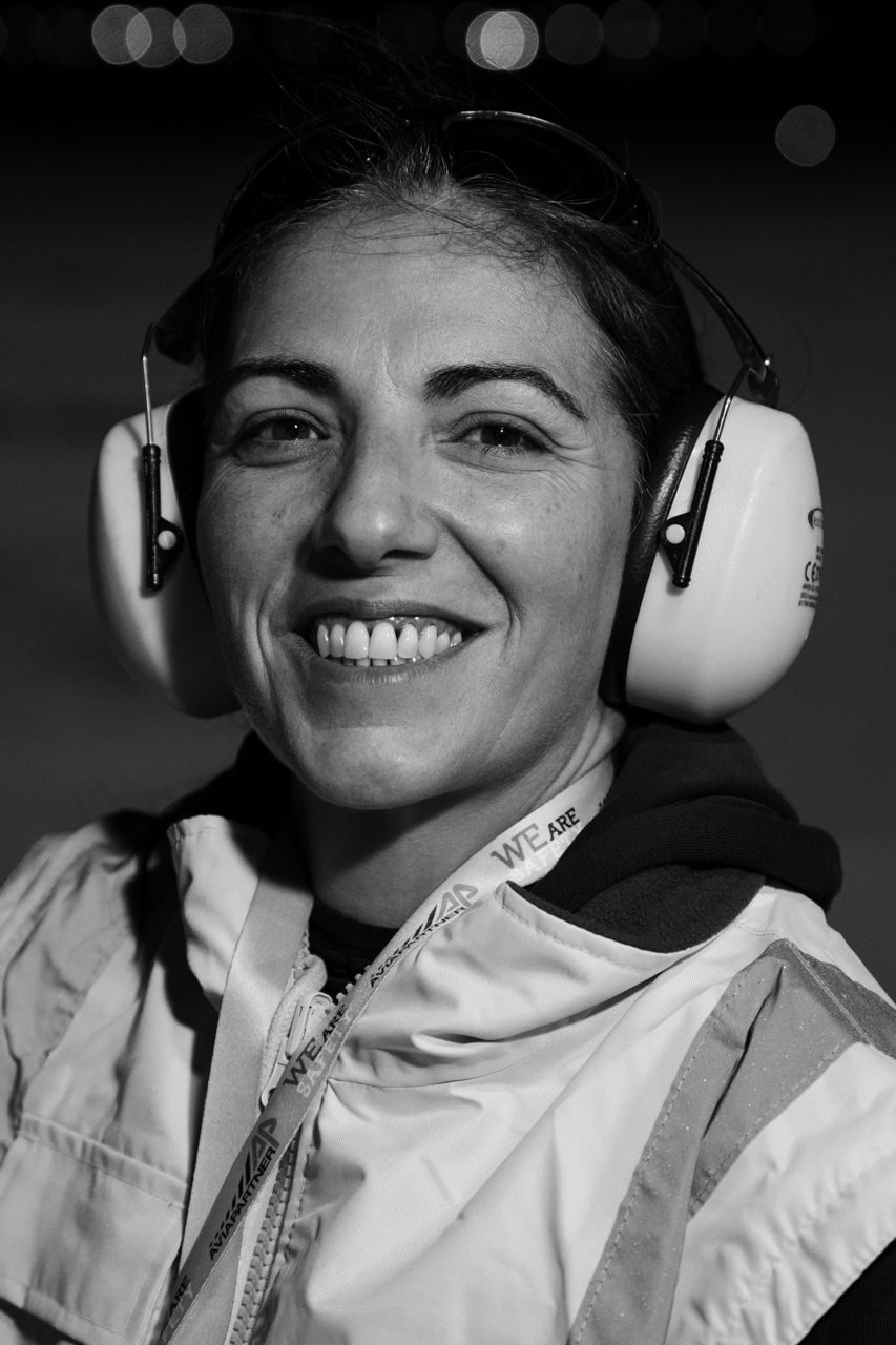Retrato de trabajador de Aviapartner en pista · Edgar de Melo