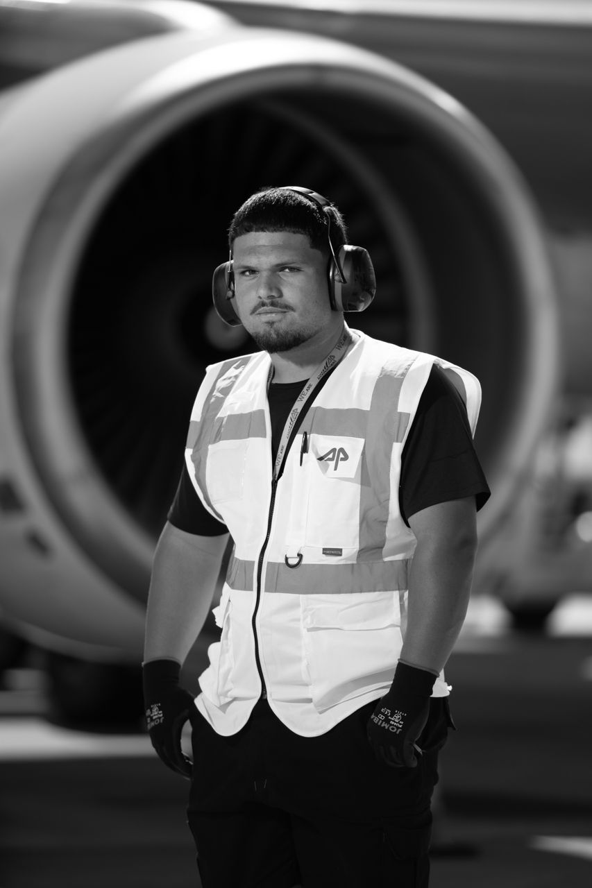 Retrato de trabajador de Aviapartner en pista · Edgar de Melo