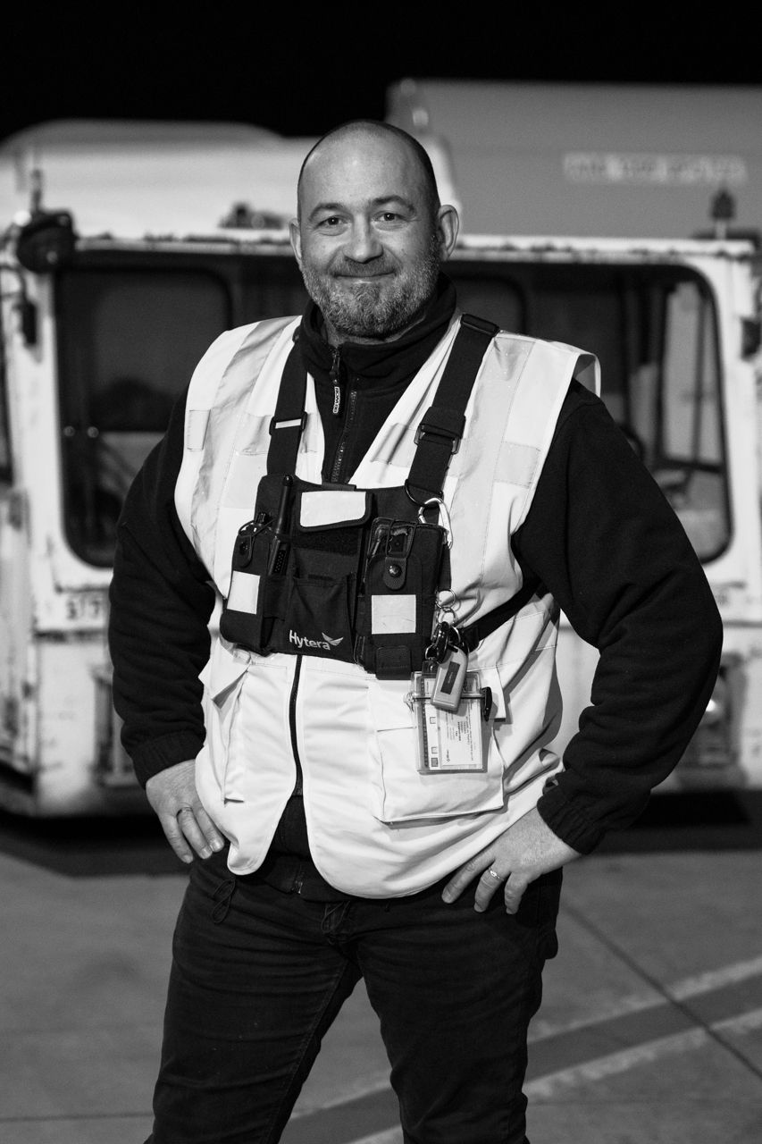 Retrato de trabajador de Aviapartner en pista · Edgar de Melo