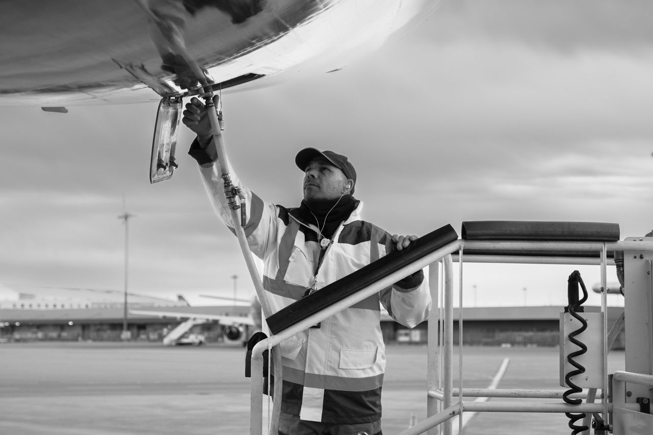 Retrato de trabajador de Aviapartner en pista · Edgar de Melo