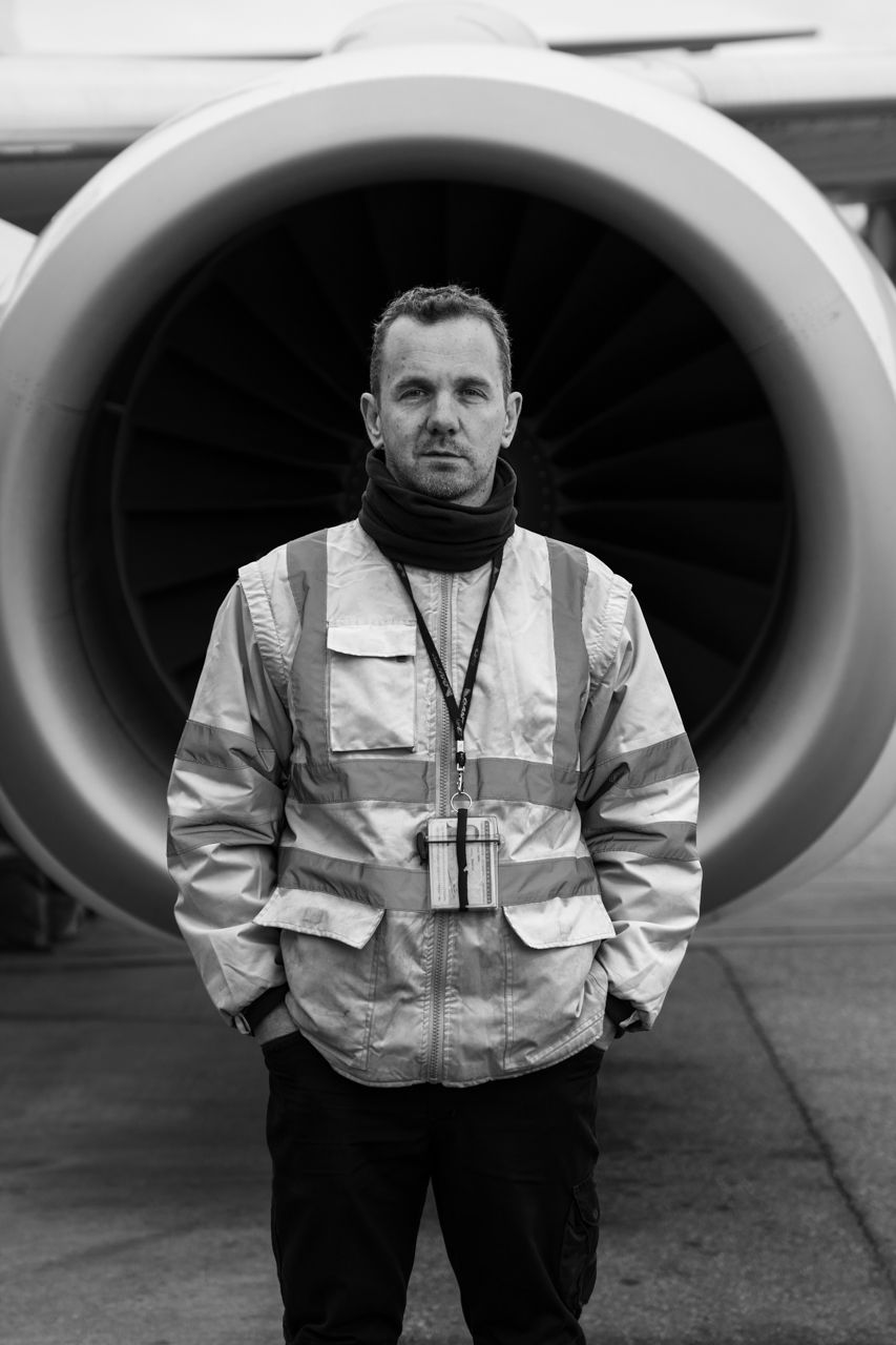 Retrato de trabajador de Aviapartner en pista · Edgar de Melo