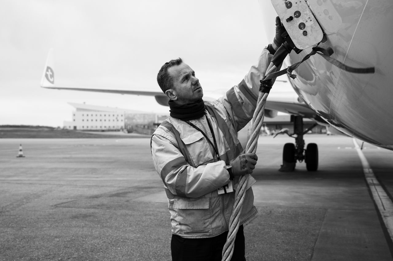 Retrato de trabajador de Aviapartner en pista · Edgar de Melo