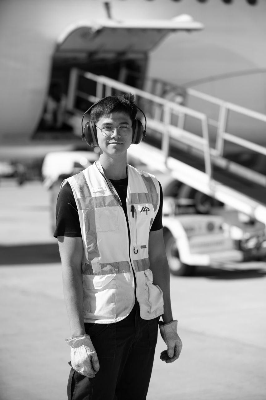 Retrato de trabajador de Aviapartner en pista · Edgar de Melo