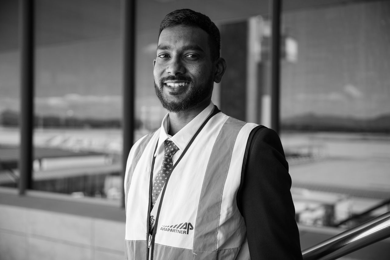 Retrato de trabajador de Aviapartner en pista · Edgar de Melo