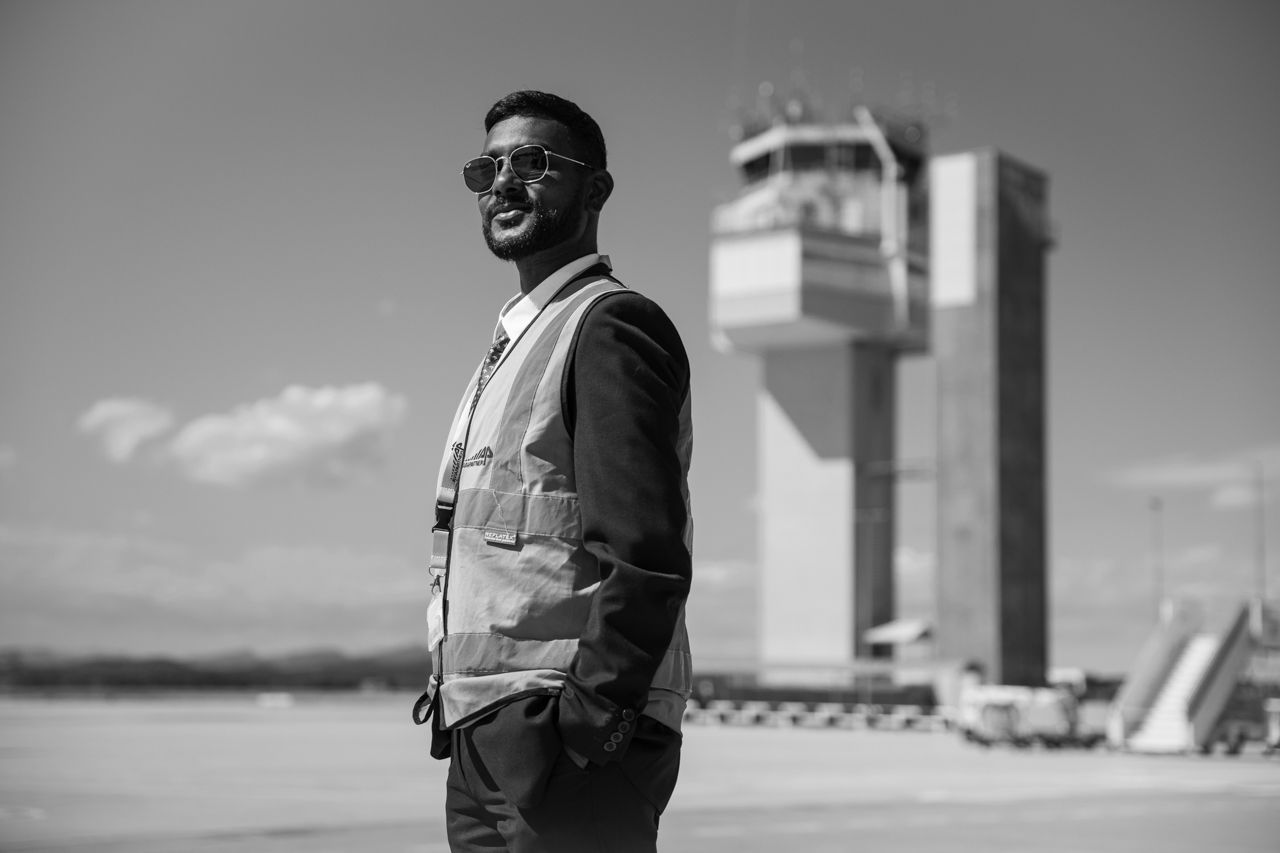 Retrato de trabajador de Aviapartner en pista · Edgar de Melo