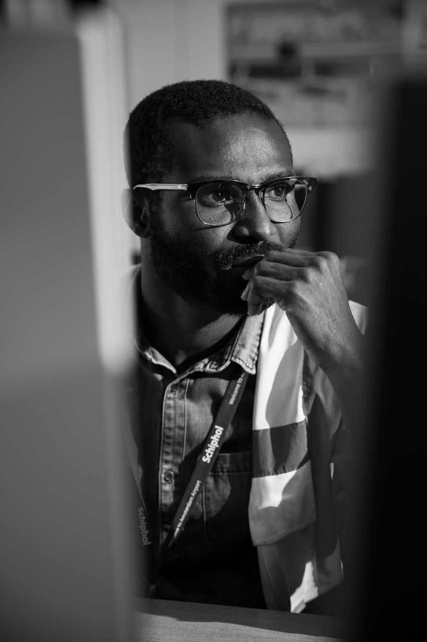 Retrato de trabajador de Aviapartner en pista · Edgar de Melo
