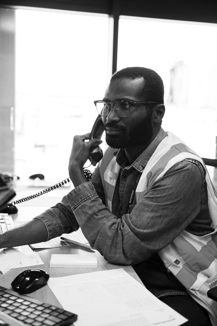 Retrato de trabajador de Aviapartner en pista · Edgar de Melo
