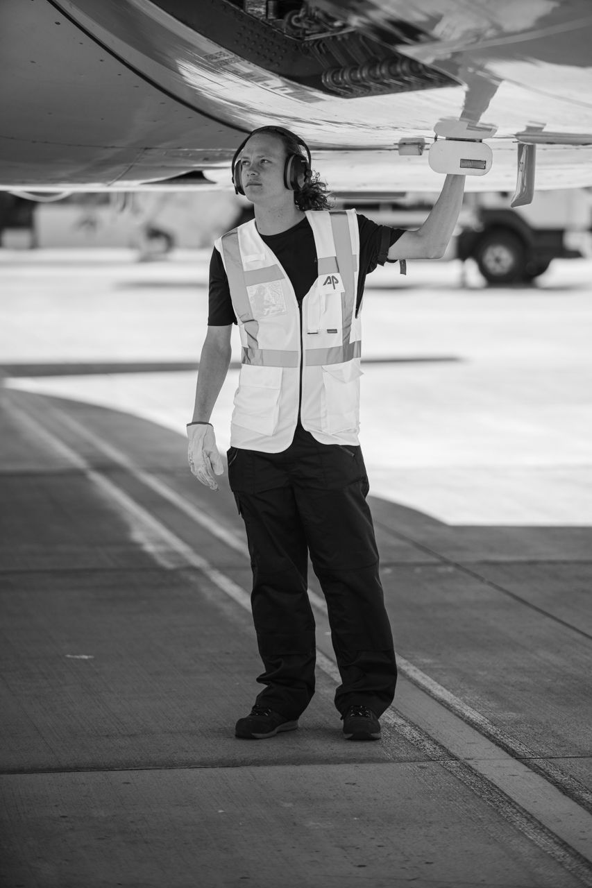 Retrato de trabajador de Aviapartner en pista · Edgar de Melo