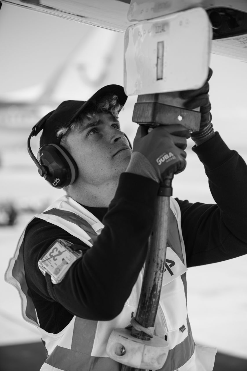 Retrato de trabajador de Aviapartner en pista · Edgar de Melo
