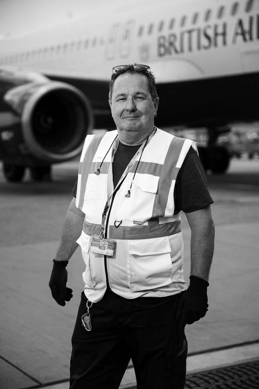 Retrato de trabajador de Aviapartner en pista · Edgar de Melo