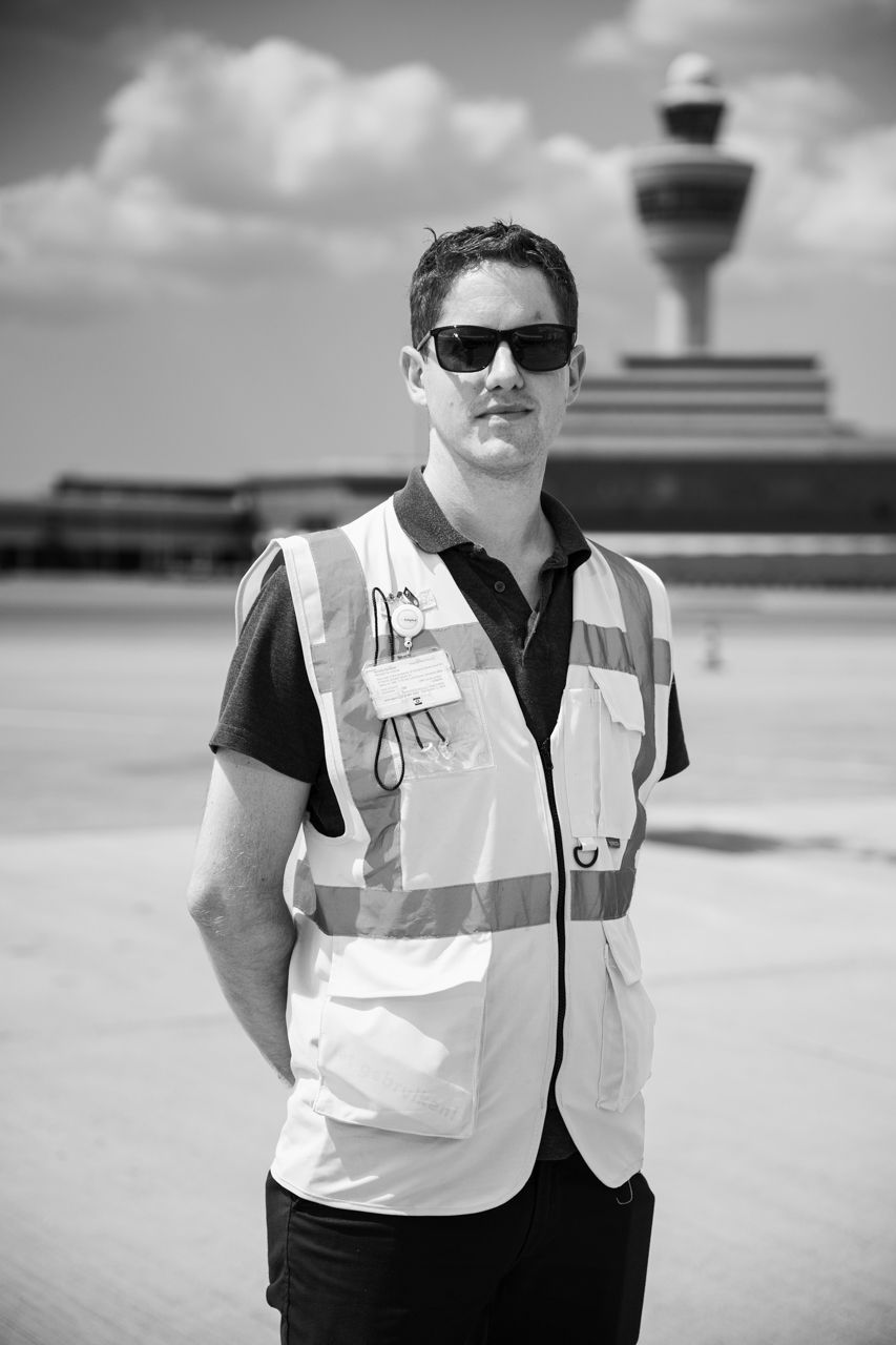 Retrato de trabajador de Aviapartner en pista · Edgar de Melo
