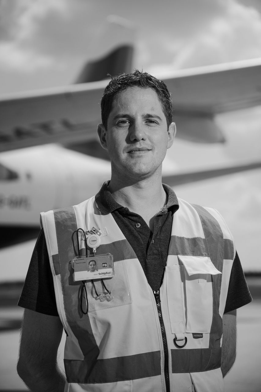 Retrato de trabajador de Aviapartner en pista · Edgar de Melo