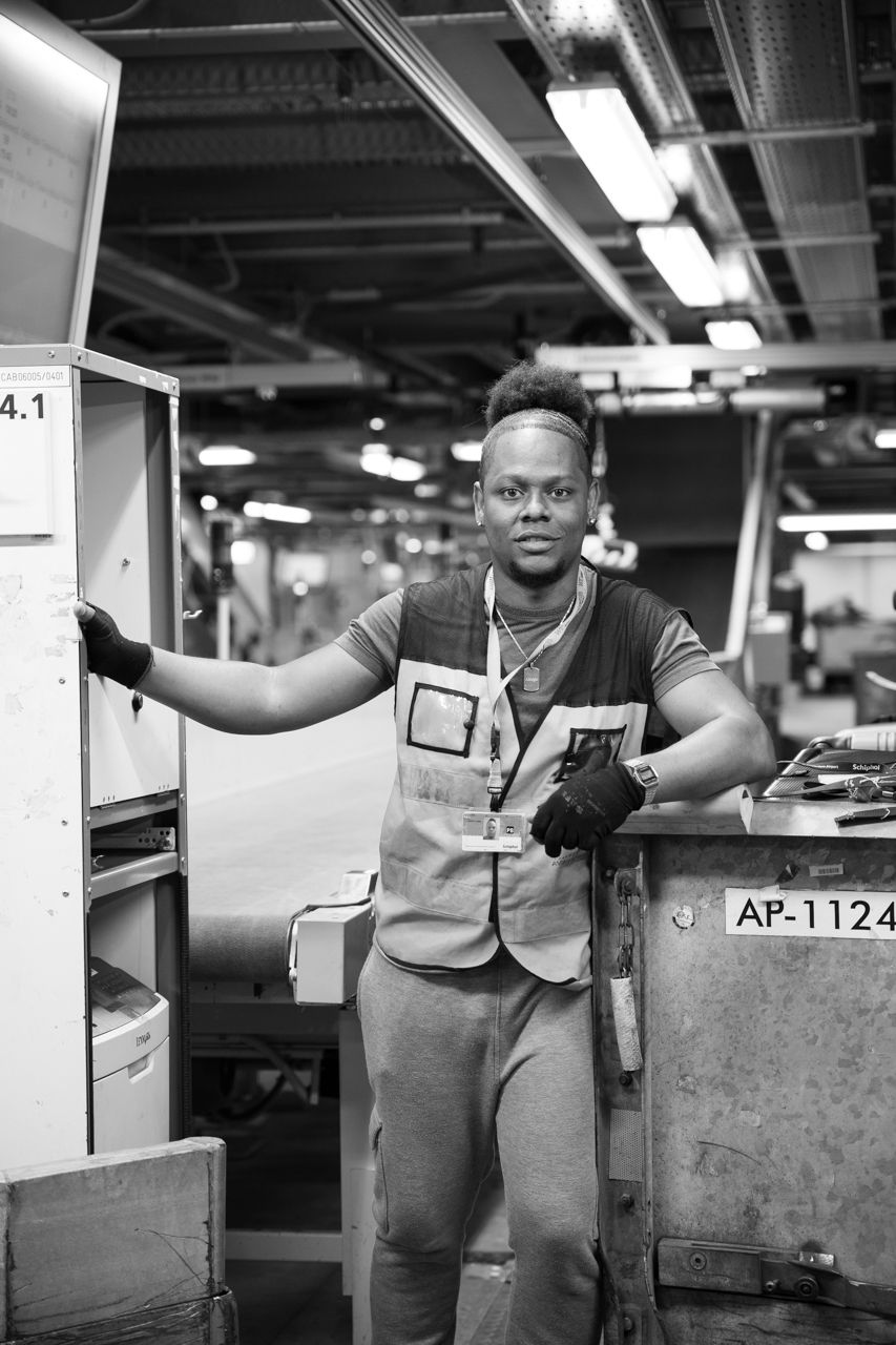 Retrato de trabajador de Aviapartner en pista · Edgar de Melo