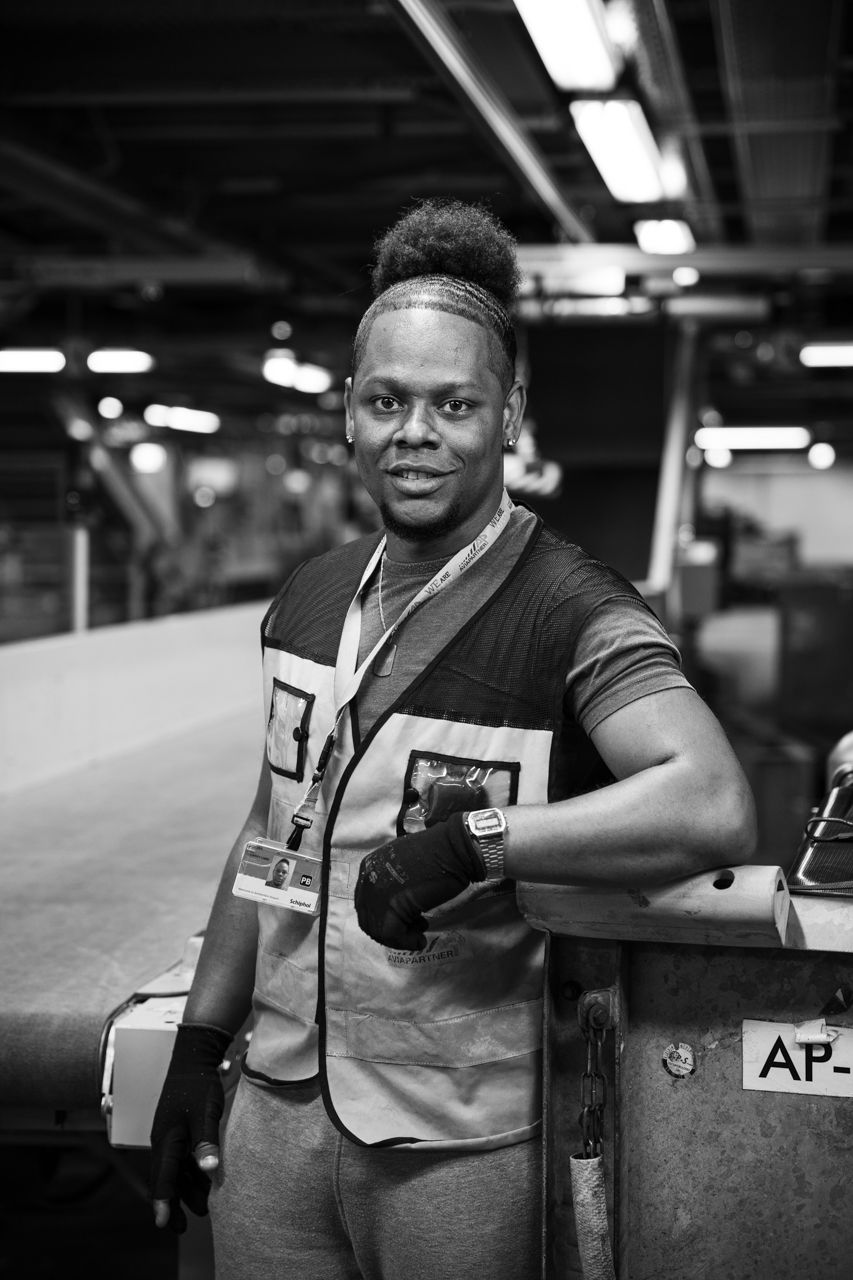 Retrato de trabajador de Aviapartner en pista · Edgar de Melo