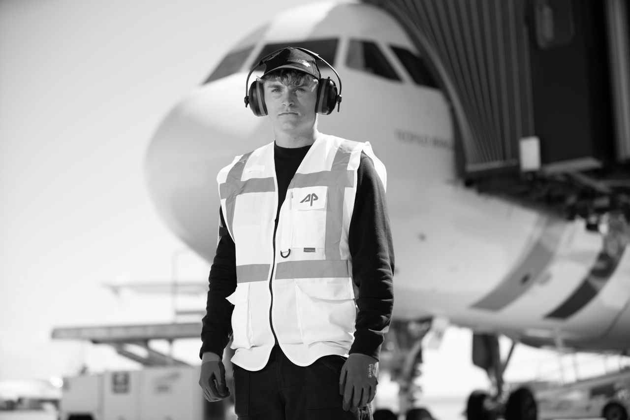Retrato de trabajador de Aviapartner en pista · Edgar de Melo