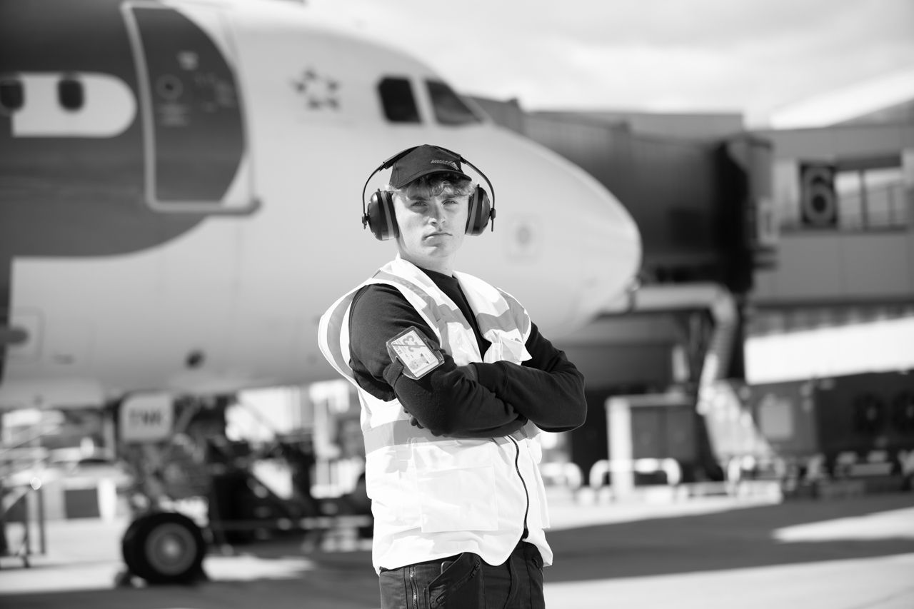 Retrato de trabajador de Aviapartner en pista · Edgar de Melo