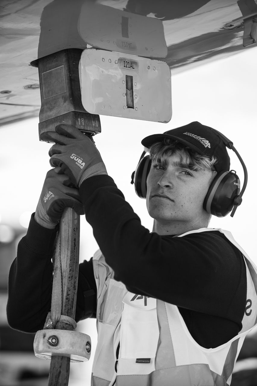 Retrato de trabajador de Aviapartner en pista · Edgar de Melo