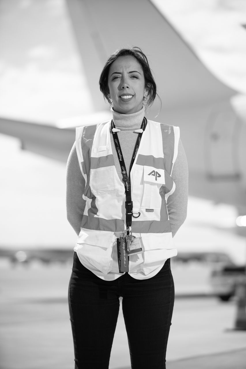 Retrato de trabajador de Aviapartner en pista · Edgar de Melo