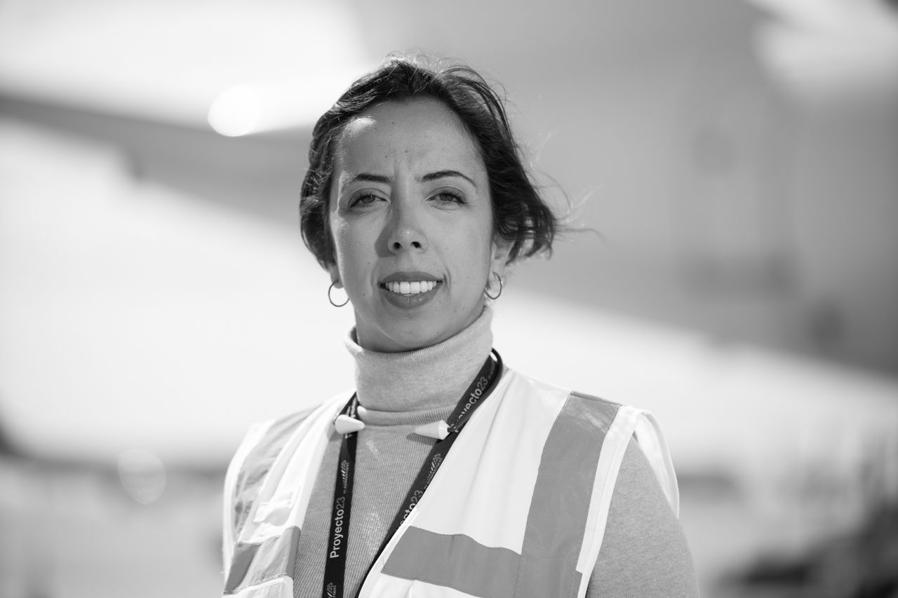 Retrato de trabajador de Aviapartner en pista · Edgar de Melo
