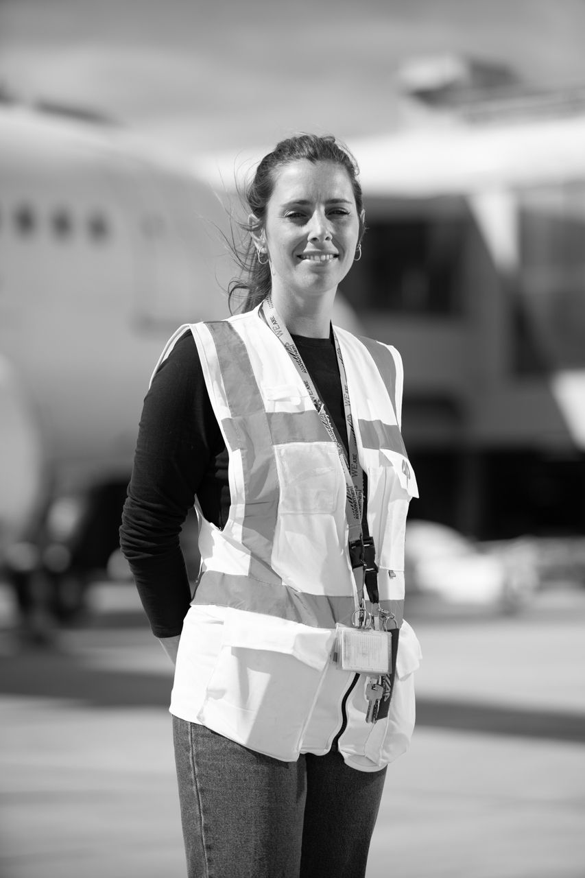 Retrato de trabajador de Aviapartner en pista · Edgar de Melo