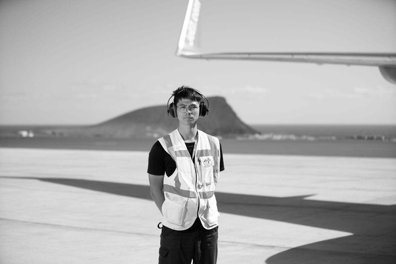 Retrato de trabajador de Aviapartner en pista · Edgar de Melo