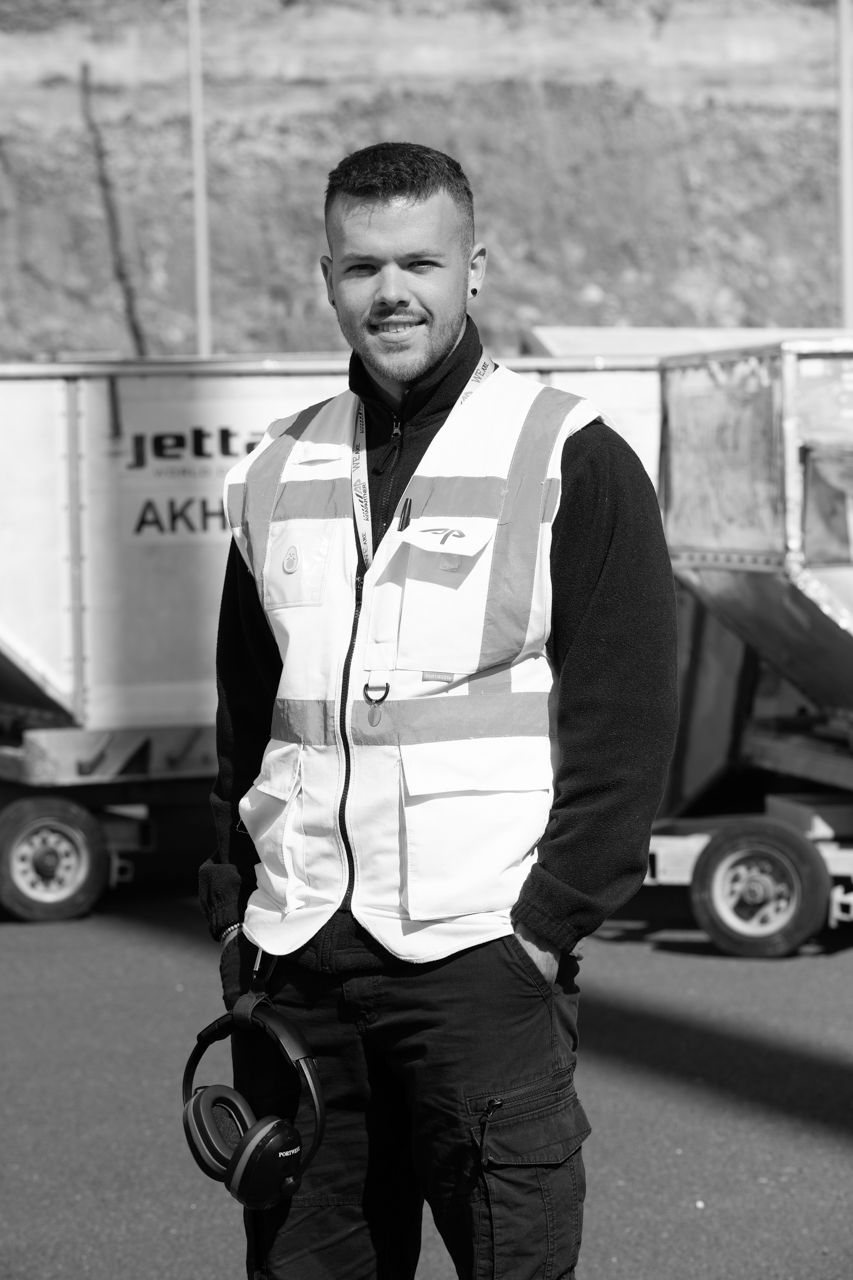 Retrato de trabajador de Aviapartner en pista · Edgar de Melo