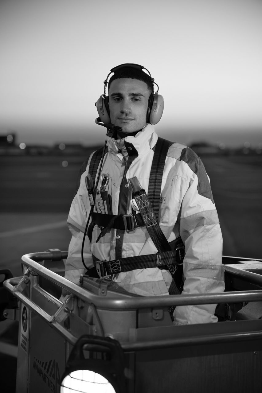 Retrato de trabajador de Aviapartner en pista · Edgar de Melo