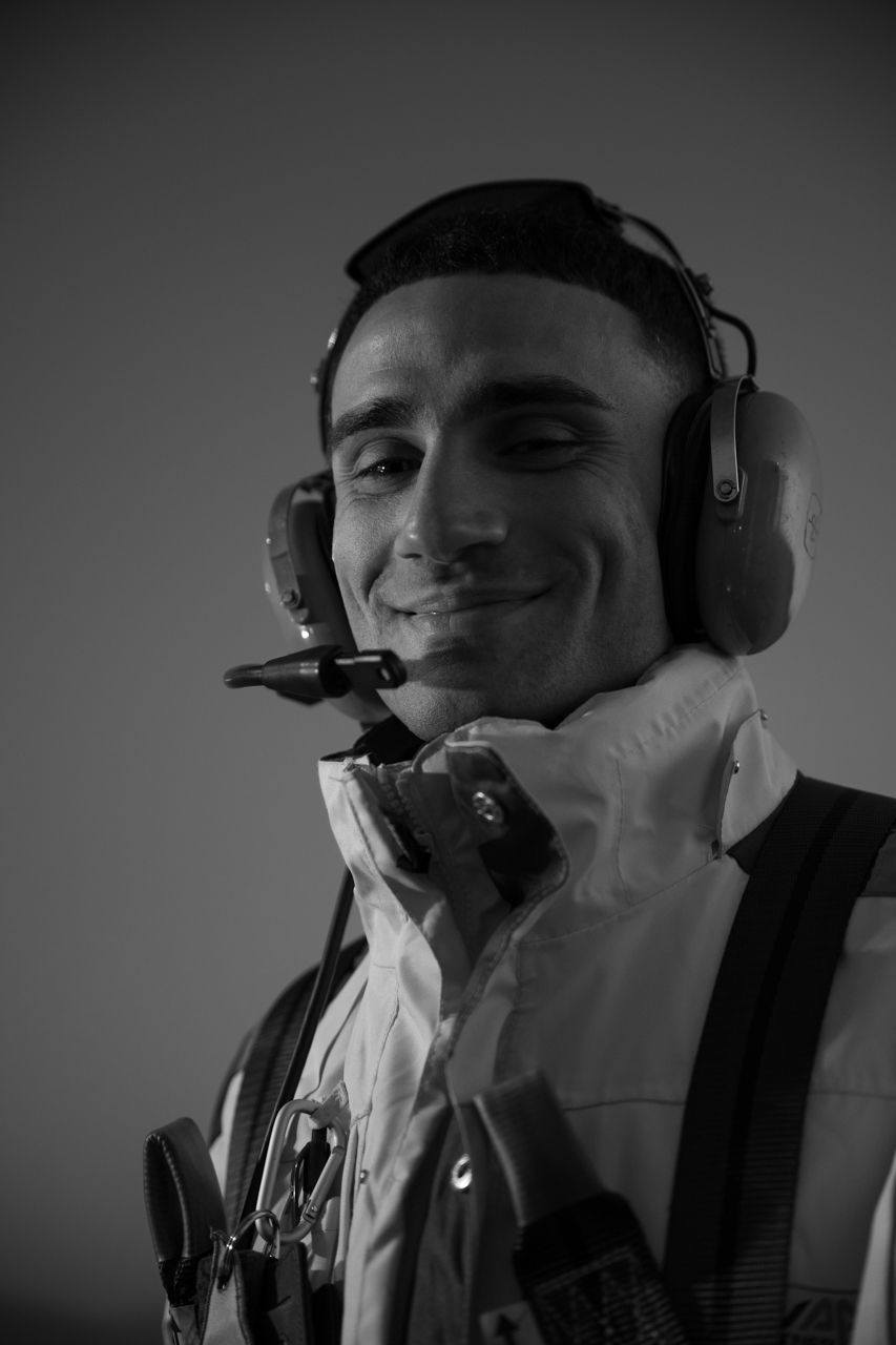 Retrato de trabajador de Aviapartner en pista · Edgar de Melo