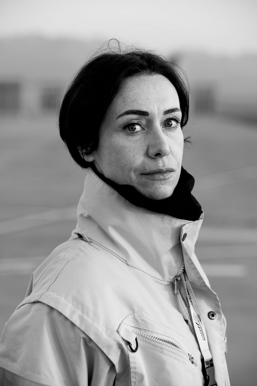 Retrato de trabajador de Aviapartner en pista · Edgar de Melo