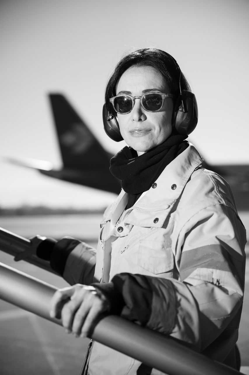 Retrato de trabajador de Aviapartner en pista · Edgar de Melo