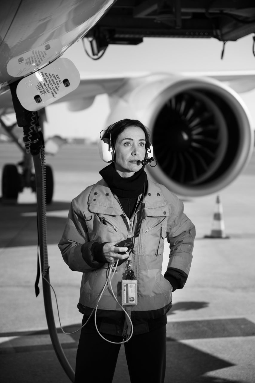 Retrato de trabajador de Aviapartner en pista · Edgar de Melo
