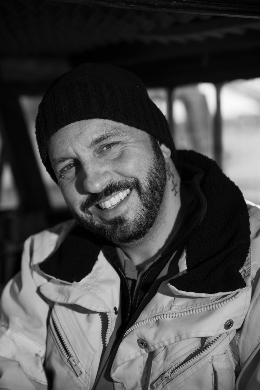 Retrato de trabajador de Aviapartner en pista · Edgar de Melo