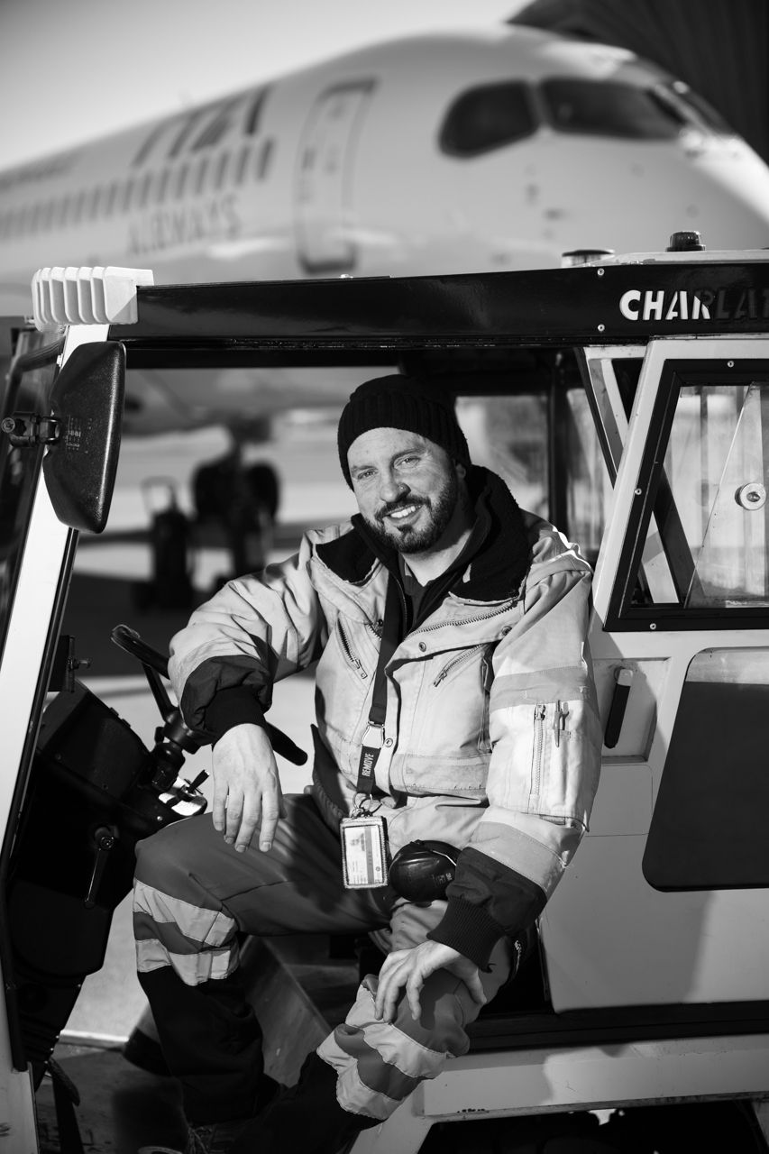 Retrato de trabajador de Aviapartner en pista · Edgar de Melo