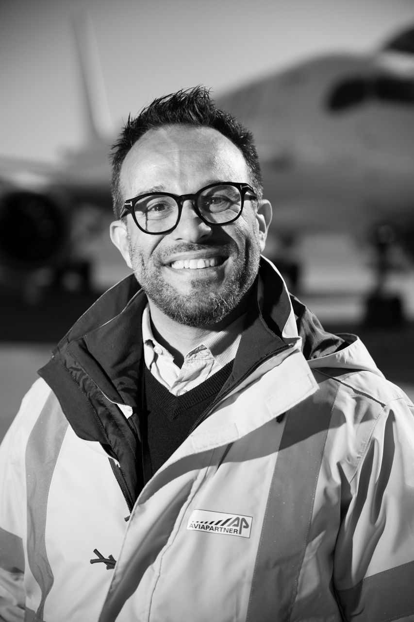 Retrato de trabajador de Aviapartner en pista · Edgar de Melo
