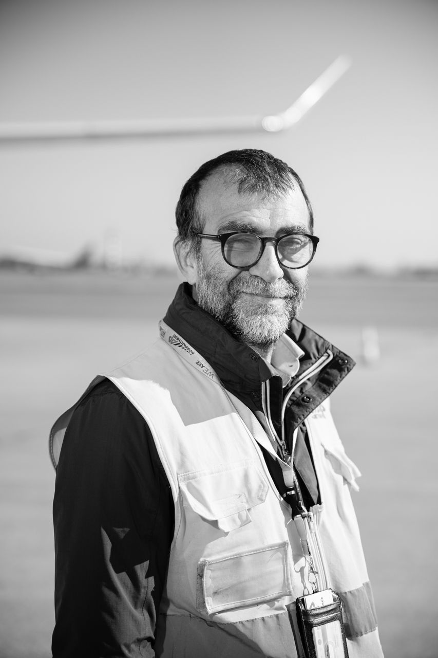 Retrato de trabajador de Aviapartner en pista · Edgar de Melo
