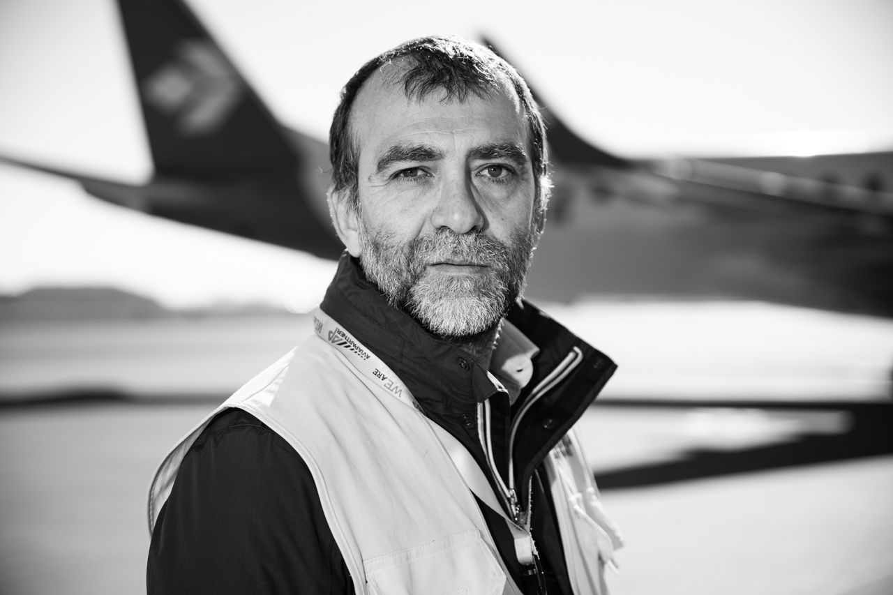 Retrato de trabajador de Aviapartner en pista · Edgar de Melo