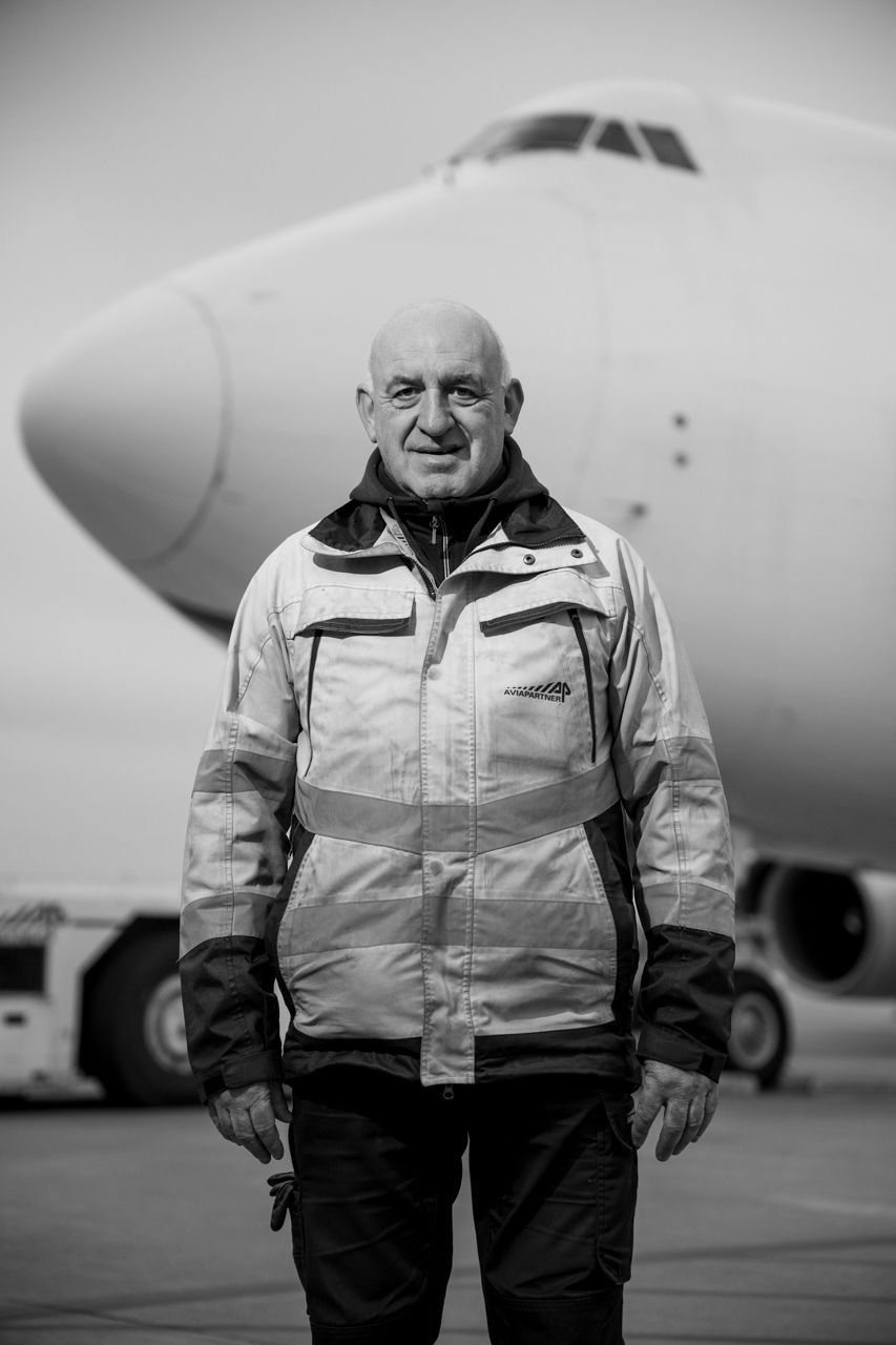 Retrato de trabajador de Aviapartner en pista · Edgar de Melo