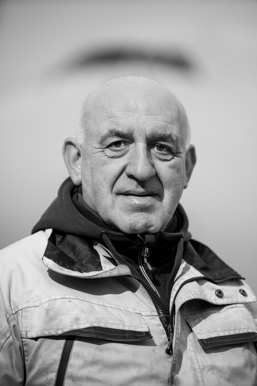 Retrato de trabajador de Aviapartner en pista · Edgar de Melo