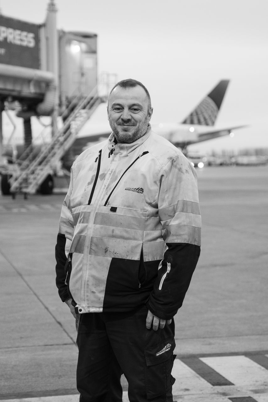 Retrato de trabajador de Aviapartner en pista · Edgar de Melo