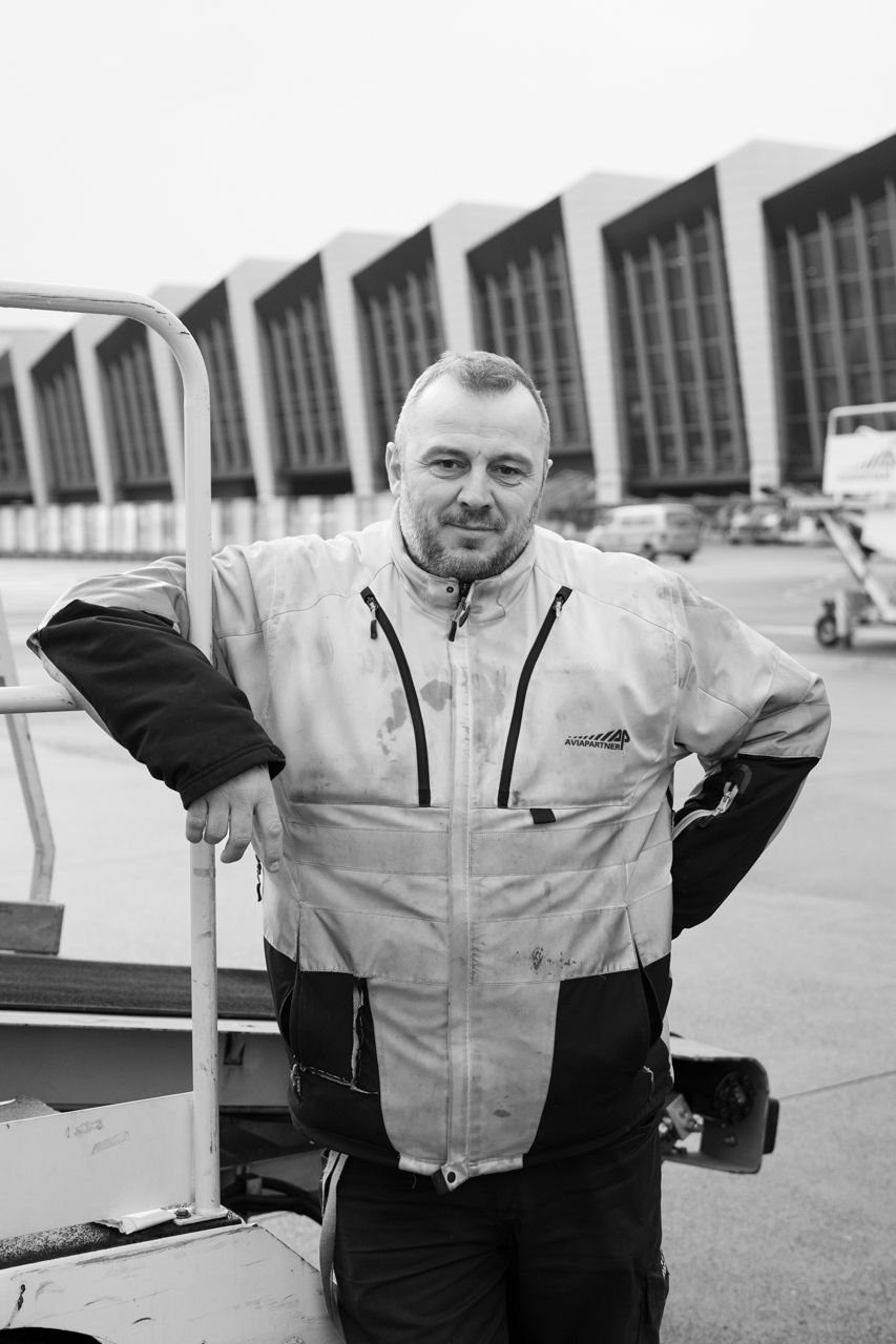 Retrato de trabajador de Aviapartner en pista · Edgar de Melo