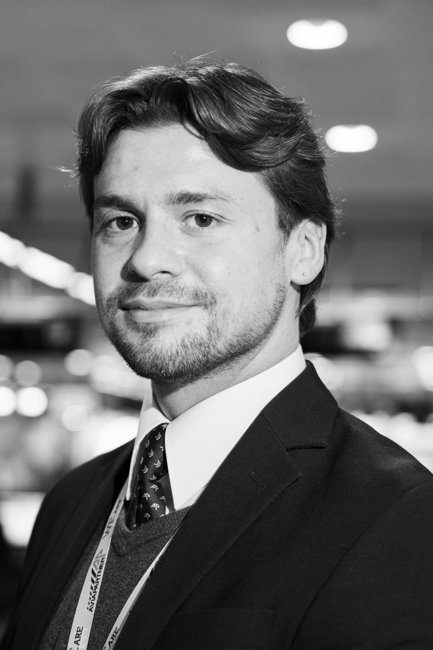 Retrato de trabajador de Aviapartner en pista · Edgar de Melo