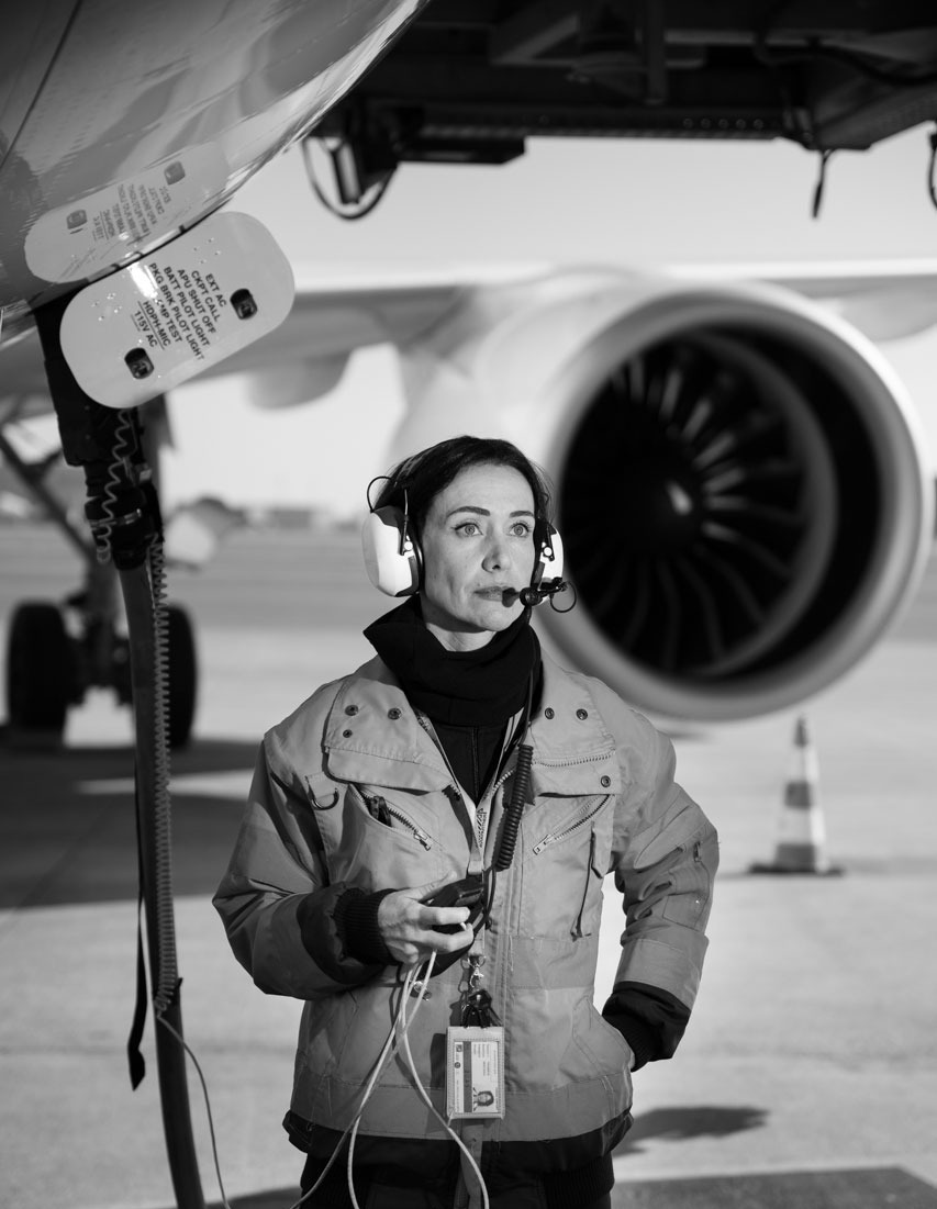 Operaria de Aviapartner junto al motor de un avión · Edgar de Melo